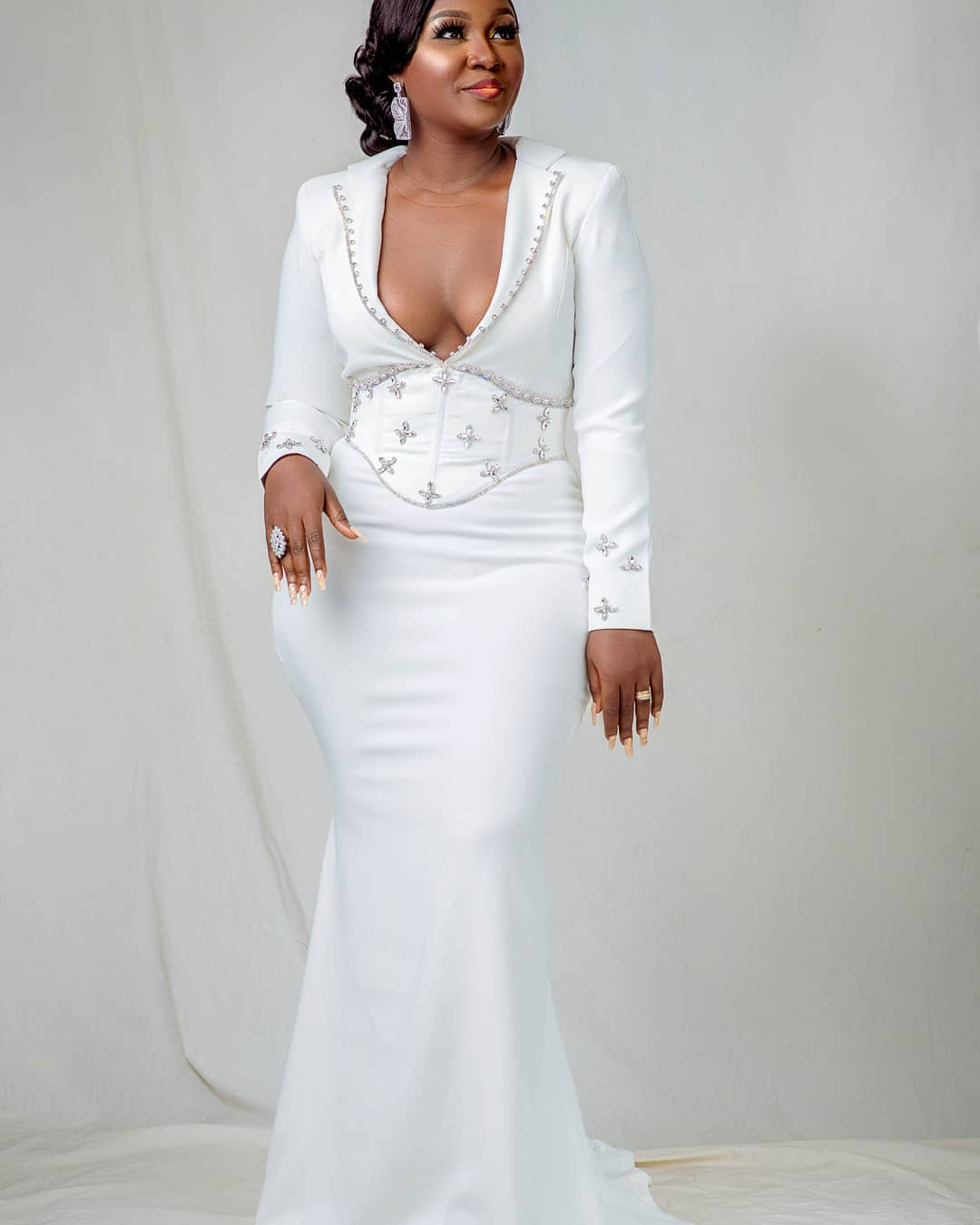 Elegant White Mermaid Evening Dresses Long Sleeves V Neck Crystal Satin Prom Gowns Plus Size African Party Dress