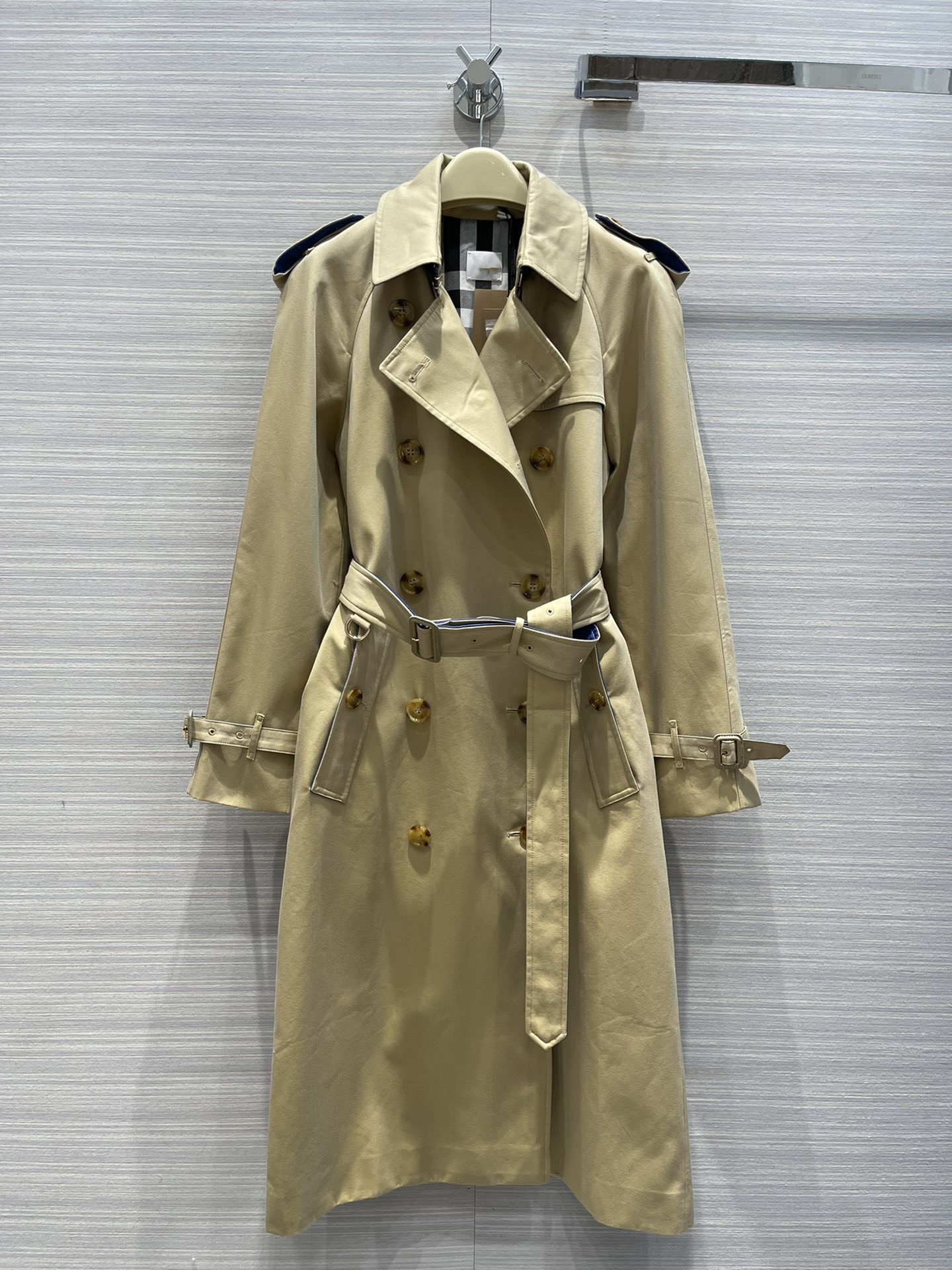 Women' Trench Coats 2021 Autumn Long Sleeve Lapel Neck Jackets Designer Brand Same Style Outerwear 0730-27, Khaki
Women' Trench Coats 2021 Autumn Long Sleeve Lapel Neck Jackets Designer Brand Same Style Outerwear 0730-27, Khaki