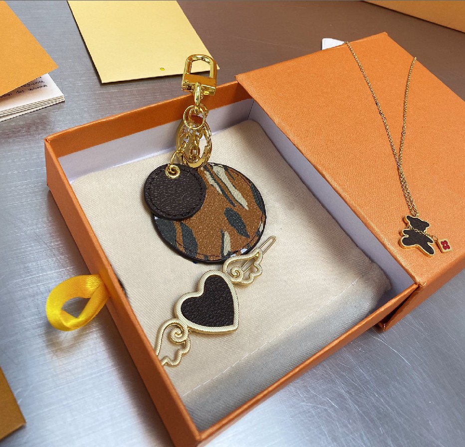 Fashion Bags Pendant Designer Style Letter Printing Pattern Key Chain Trend Bag Accessories Hook Three Piece Set Wf2103241
Fashion Bags Pendant Designer Style Letter Printing Pattern Key Chain Trend Bag Accessories Hook Three Piece Set Wf2103241