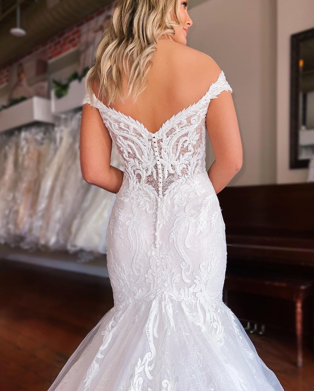 Wedding Graceful Mermaid Dresses Lace Appliqued Bridal Gowns Off The Shoulder Neck Covered Buttons Back Sweep Train Robe De Marie