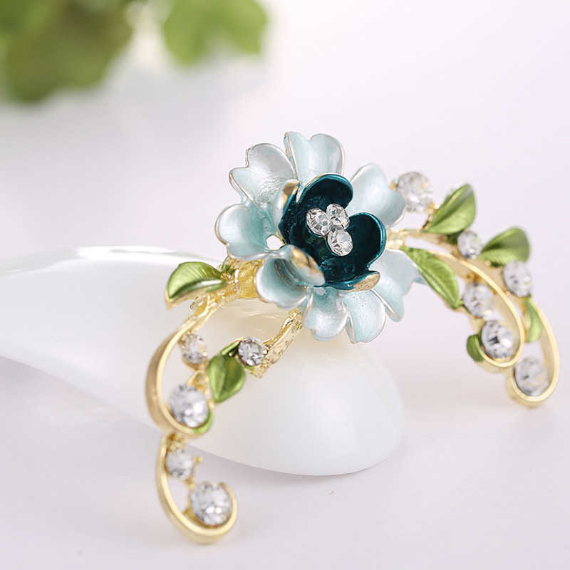 Ornament hollow inlaid with diamond flower branch color Enamel Yiwu Brooch mixed batch, Gray
Ornament hollow inlaid with diamond flower branch color Enamel Yiwu Brooch mixed batch, Gray