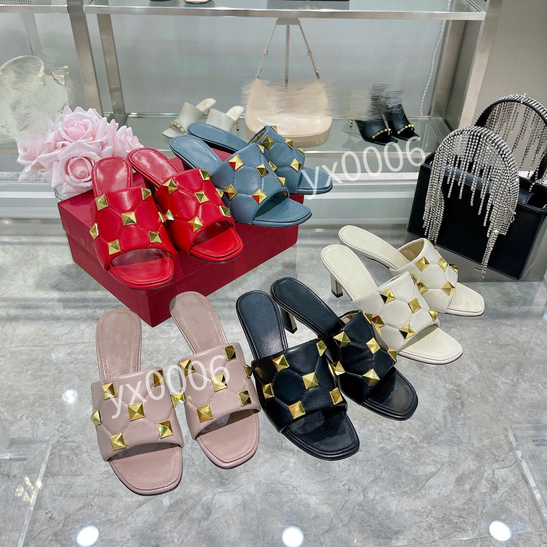 2021 Luxurys Designer Italy Time Out Sneaker Low top Casual Shoes Women Treaded Rubber Outsole Printed Calf Leather Classic Trainers yh211119, Choose the color
2021 Luxurys Designer Italy Time Out Sneaker Low top Casual Shoes Women Treaded Rubber Outsole Printed Calf Leather Classic Trainers yh211119, Choose the color