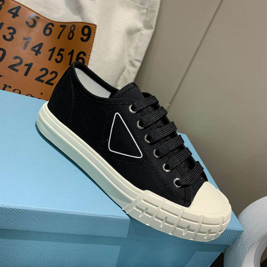 Classic canvas shoes limited edition customs printed casual sneakers fashion versatile high and low women shoe with original packaging box large size 35-41
Classic canvas shoes limited edition customs printed casual sneakers fashion versatile high and low women shoe with original packaging box large size 35-41