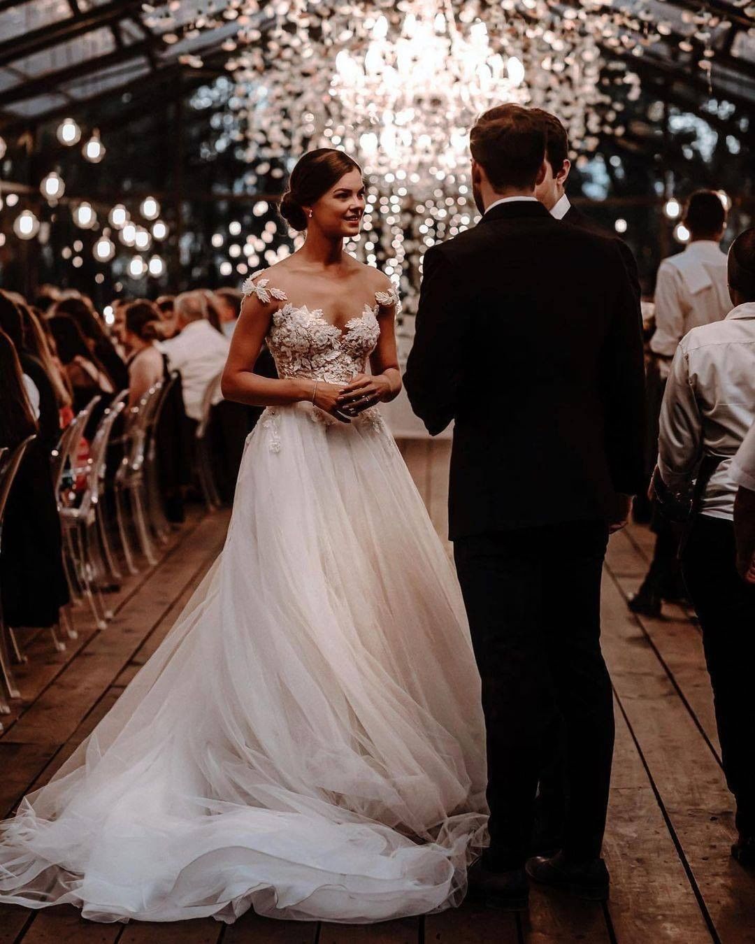 Illusion A Line Wedding Dress Country Sheer Jewel Neck Lace Appliques Bride Dresses Modern Backless Bridal Gowns robes de mariée