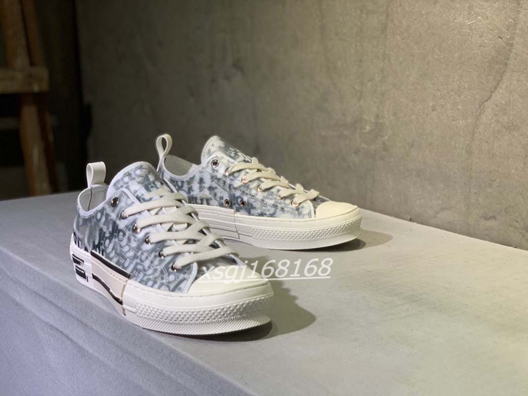Vogue HIGH-TOP SNEAKERS With Fashion Design Classic Oblique Printing Logos Men Women Shoes Couple models
Vogue HIGH-TOP SNEAKERS With Fashion Design Classic Oblique Printing Logos Men Women Shoes Couple models