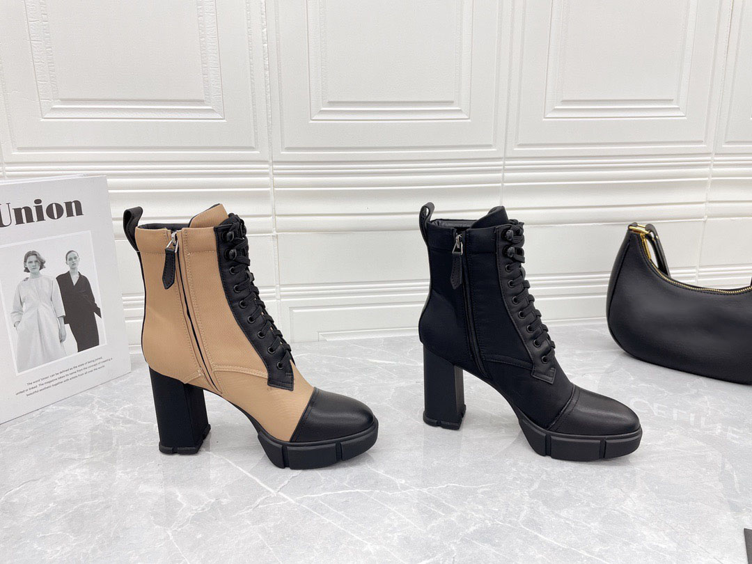 British style thick heel strap women's boots classic fashion triangle logo versatile Coat Size 35-40, Black
British style thick heel strap women's boots classic fashion triangle logo versatile Coat Size 35-40, Black