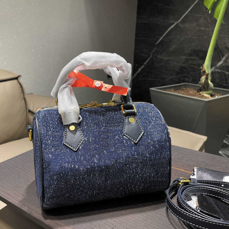 CLASSIC FLOWER Bule Bag Tannin Series Crossbody Laides Pillow Handbag Fashion Zipper Handbags Long Shoulder Starp Versatile Casual Pouch
CLASSIC FLOWER Bule Bag Tannin Series Crossbody Laides Pillow Handbag Fashion Zipper Handbags Long Shoulder Starp Versatile Casual Pouch