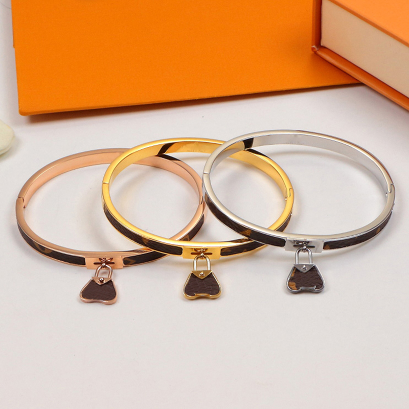 Fashion Vintage Leather Charm Bracelets Classic Couple Personality Bangle Titanium Steel Unisex Bracelet with Small Bag Pendant
Fashion Vintage Leather Charm Bracelets Classic Couple Personality Bangle Titanium Steel Unisex Bracelet with Small Bag Pendant