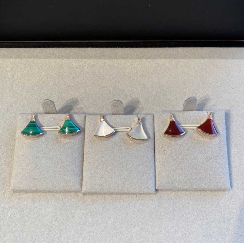 V gold fan shape stud earring with nature white shell turquoise red agate black and sparkly diamond for women wedding jewelry gift have box stamp PS3249A
V gold fan shape stud earring with nature white shell turquoise red agate black and sparkly diamond for women wedding jewelry gift have box stamp PS3249A
