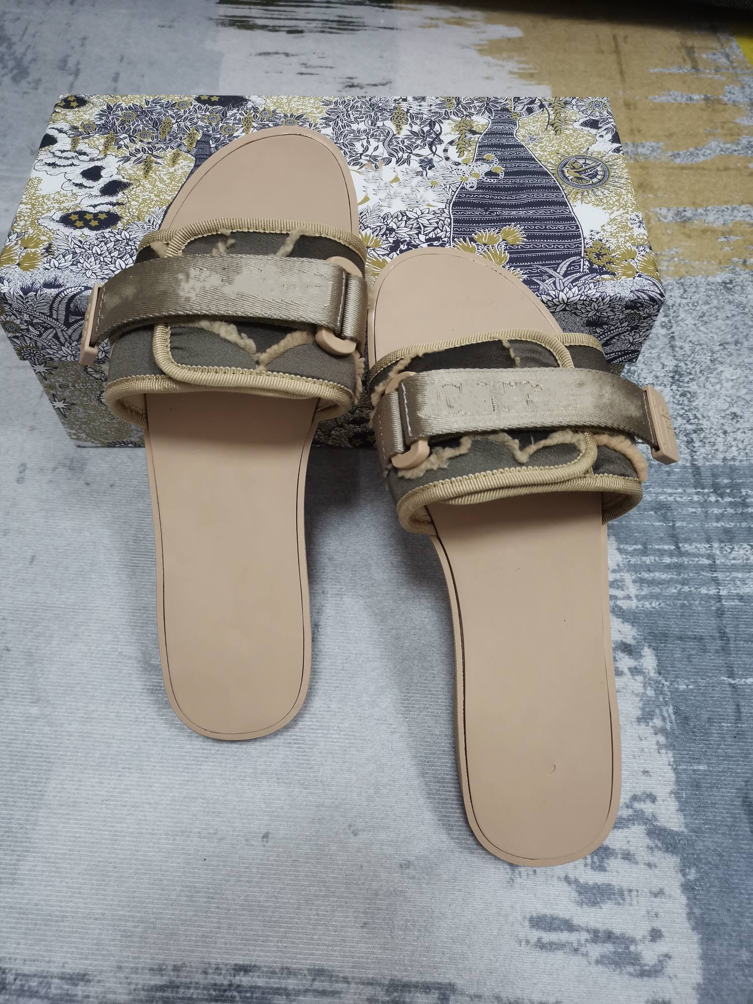 Hot Luxury Popular Men's Slides With Spikes 2021 Summer Man Red Bottom Sandals Pool Fun Flats Slip On Slippers Flip Flops Slippery 0524, 01
Hot Luxury Popular Men's Slides With Spikes 2021 Summer Man Red Bottom Sandals Pool Fun Flats Slip On Slippers Flip Flops Slippery 0524, 01