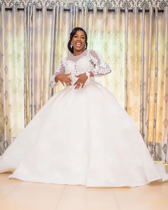 Plus Size Ball Gown Wedding Dresses Sheer Jewel Neck 3D Foral Appliques Long Sleeve Bridal Gowns Puffy Floor Length Bride Dress