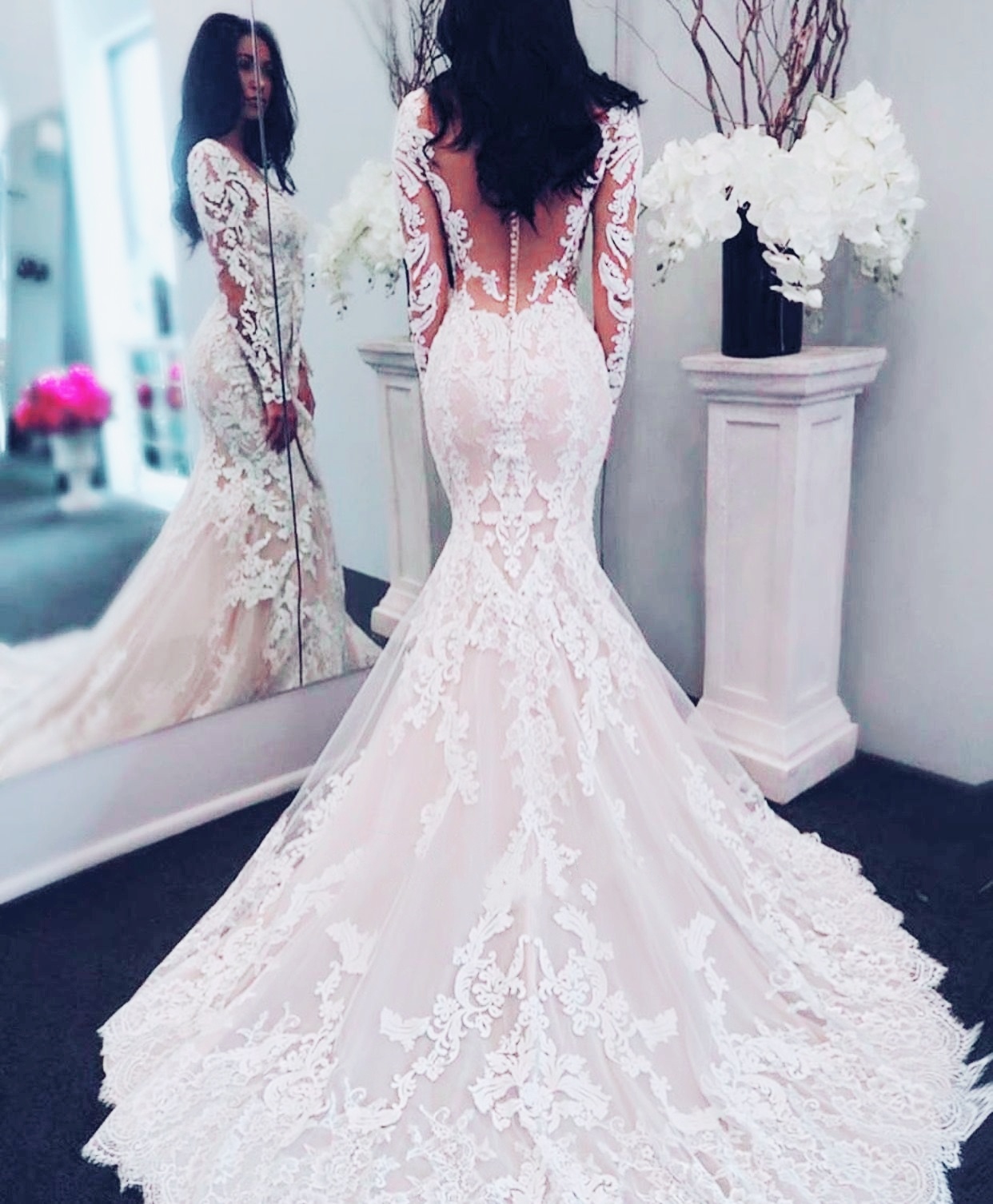 Chic Illusion Long Sleeves Lace Mermaid Wedding Dresses Bride Champagne Tulle Appliques Court Train V Neck Bridal Formal Gowns Button Back Sheer See T