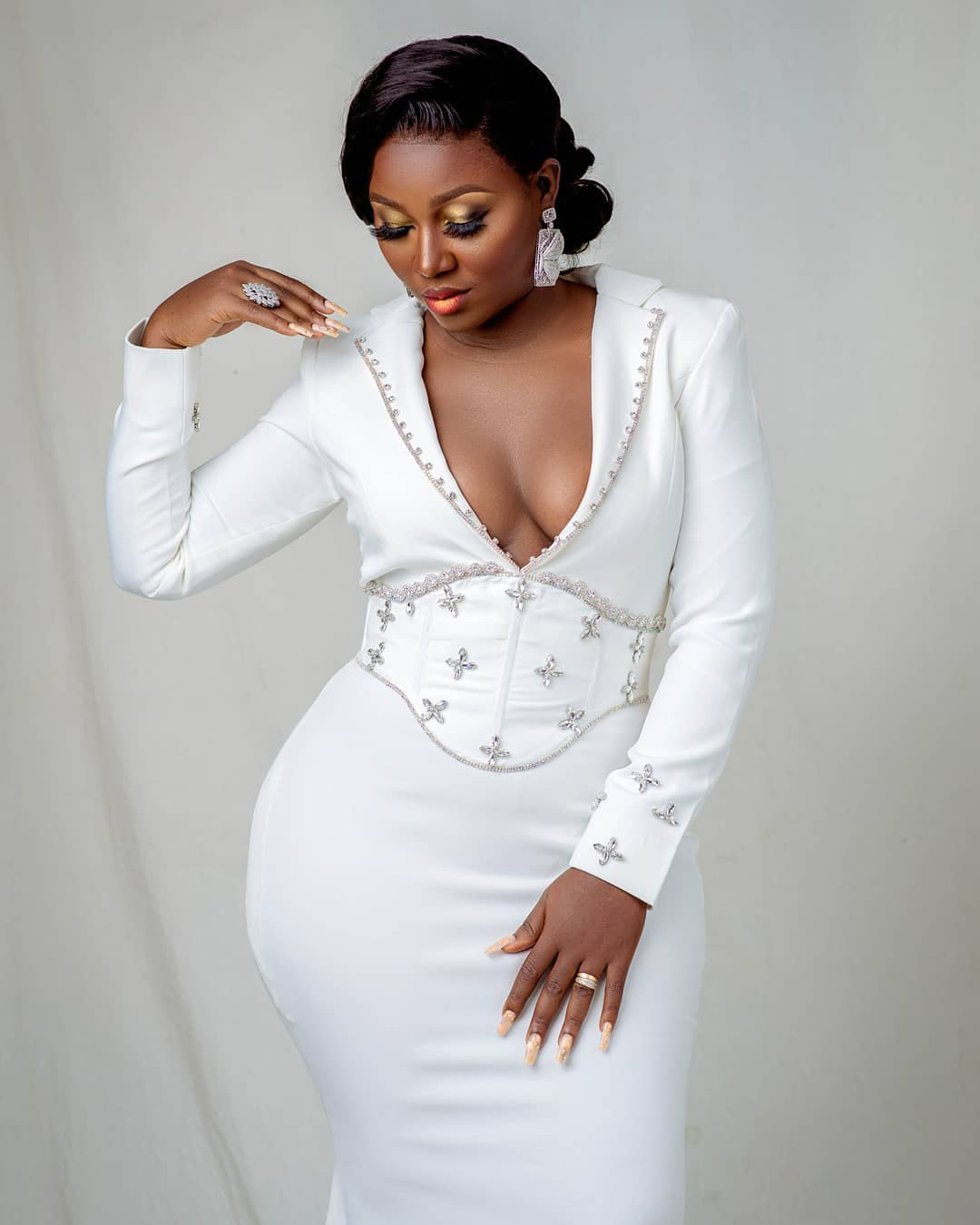 Elegant White Mermaid Evening Dresses Long Sleeves V Neck Crystal Satin Prom Gowns Plus Size African Party Dress