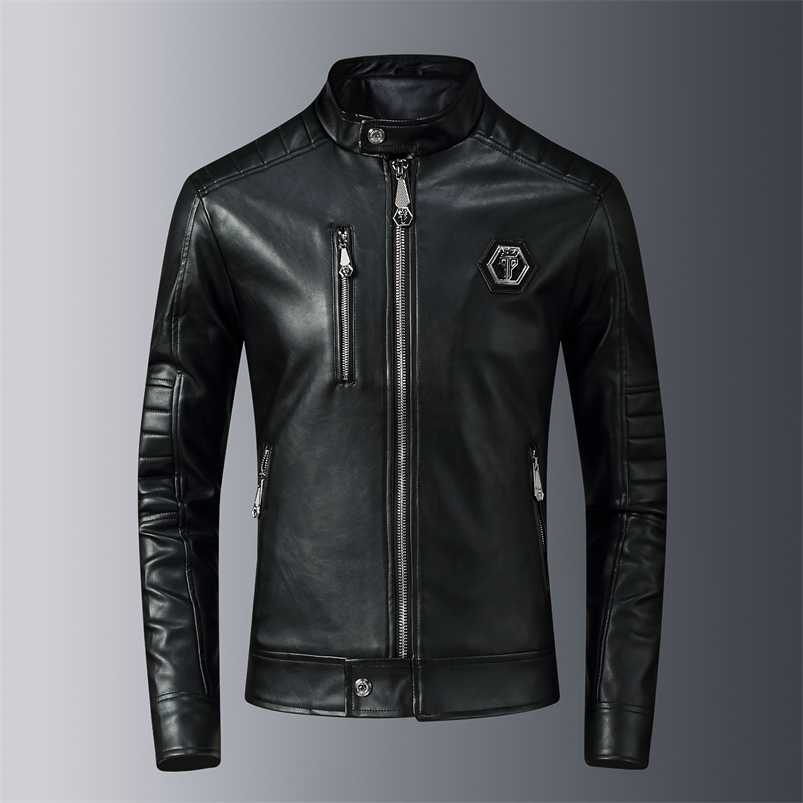 Black PU Jackets Men Fashion Metal Badges High Street Stand Neck Zipper Sleeve Streetwear Motorcycle Faux Leather Coats 211111
Black PU Jackets Men Fashion Metal Badges High Street Stand Neck Zipper Sleeve Streetwear Motorcycle Faux Leather Coats 211111