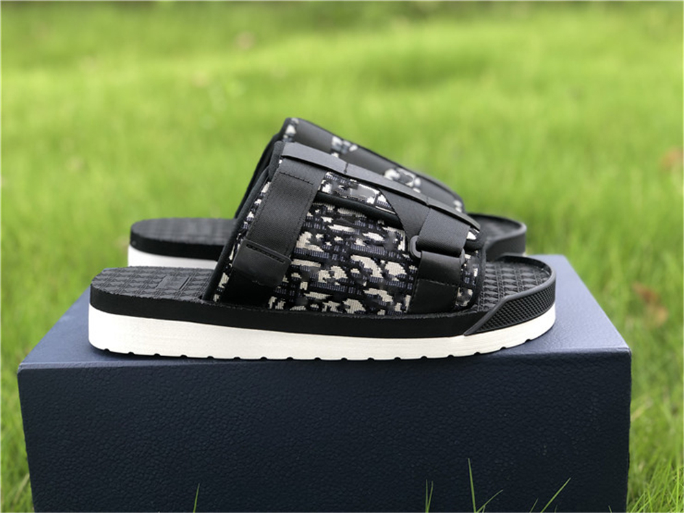 2021 Summer Alpha Slippers in Oblique Jacquard Black White Nylon Sandals Comfortable Rubber Sole Scuffs Sandy Beach Slipper Size 38-44, Don't buy it
2021 Summer Alpha Slippers in Oblique Jacquard Black White Nylon Sandals Comfortable Rubber Sole Scuffs Sandy Beach Slipper Size 38-44, Don't buy it