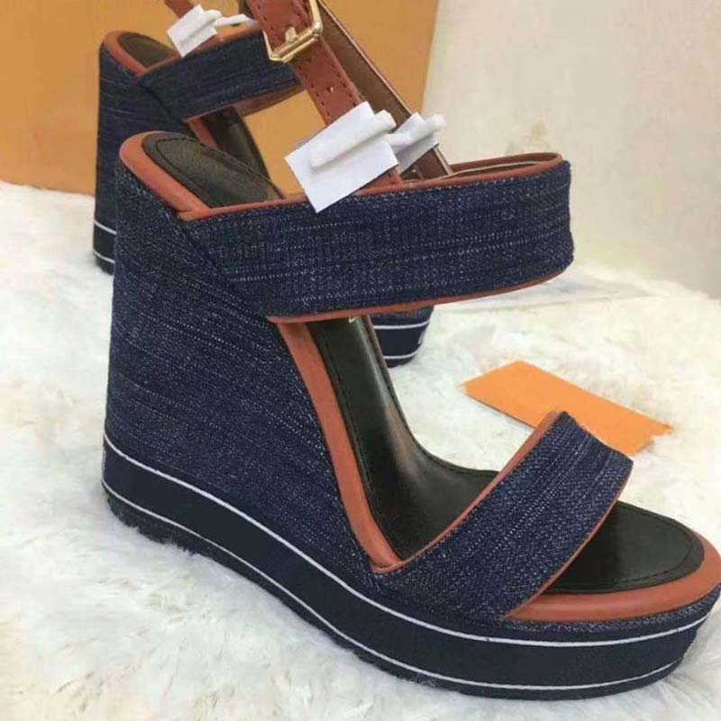 Classic Slides Sandals Lady Summer Sandals Metal buckle large size Leather high heeled women Slippers 35-41 with box shoe10 6-19
Classic Slides Sandals Lady Summer Sandals Metal buckle large size Leather high heeled women Slippers 35-41 with box shoe10 6-19
