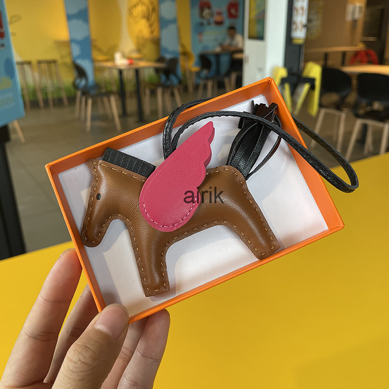 Brand Swift Sheepskin Horse Bag Charm keychains Luxury Paddock Keyring Real Leather Nano Pegasus Pendant Wing Flying Ornament 
Brand Swift Sheepskin Horse Bag Charm keychains Luxury Paddock Keyring Real Leather Nano Pegasus Pendant Wing Flying Ornament