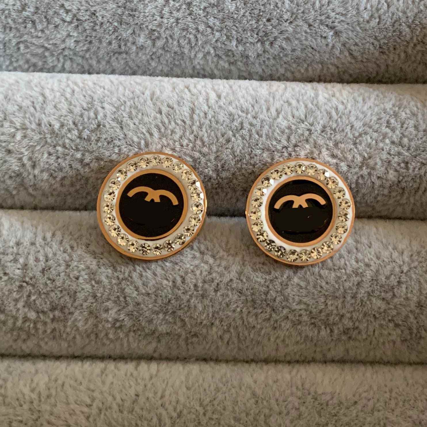 2021 Never Fading Classic Design Studs Gold Silver Rose Colors Stainless Steel Earrings Fashion Mud Drill Black Drop Oil Hoop Logo Printed Women Jewelry Wholesale
2021 Never Fading Classic Design Studs Gold Silver Rose Colors Stainless Steel Earrings Fashion Mud Drill Black Drop Oil Hoop Logo Printed Women Jewelry Wholesale