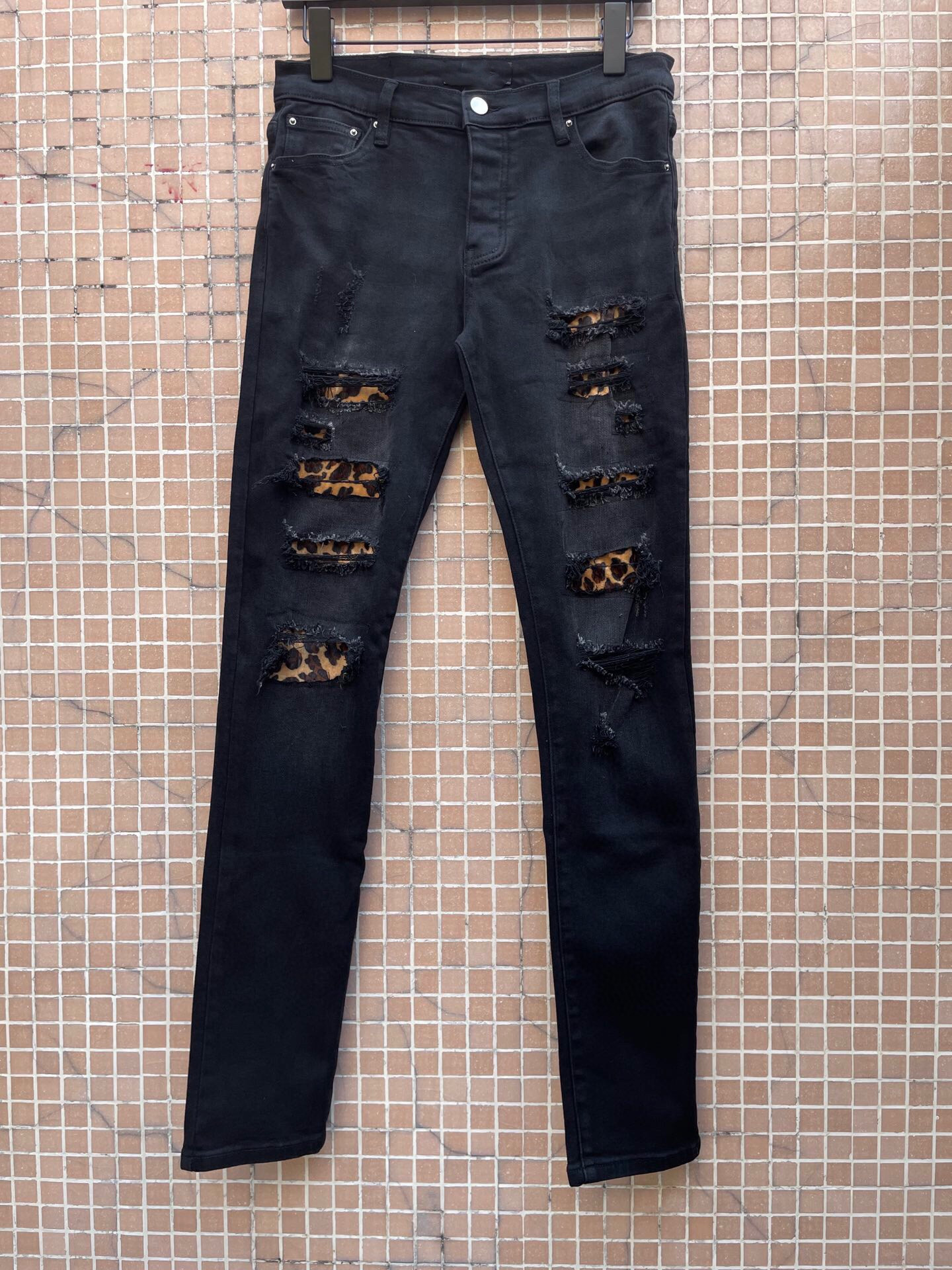 designer Skinny Mens jeans Long pants black cargo pants Leopard grain spell leather Destroy the quilt Ripped Straight hole jean fashion Men Clothes, Extra shipping postage/no ship
designer Skinny Mens jeans Long pants black cargo pants Leopard grain spell leather Destroy the quilt Ripped Straight hole jean fashion Men Clothes, Extra shipping postage/no ship