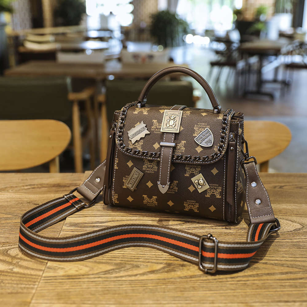 HBP Fashion Bag 2021 new Hong Kong Leather Women's bag Single Shoulder Messenger fashionable casual portable small square, Brown
HBP Fashion Bag 2021 new Hong Kong Leather Women's bag Single Shoulder Messenger fashionable casual portable small square, Brown