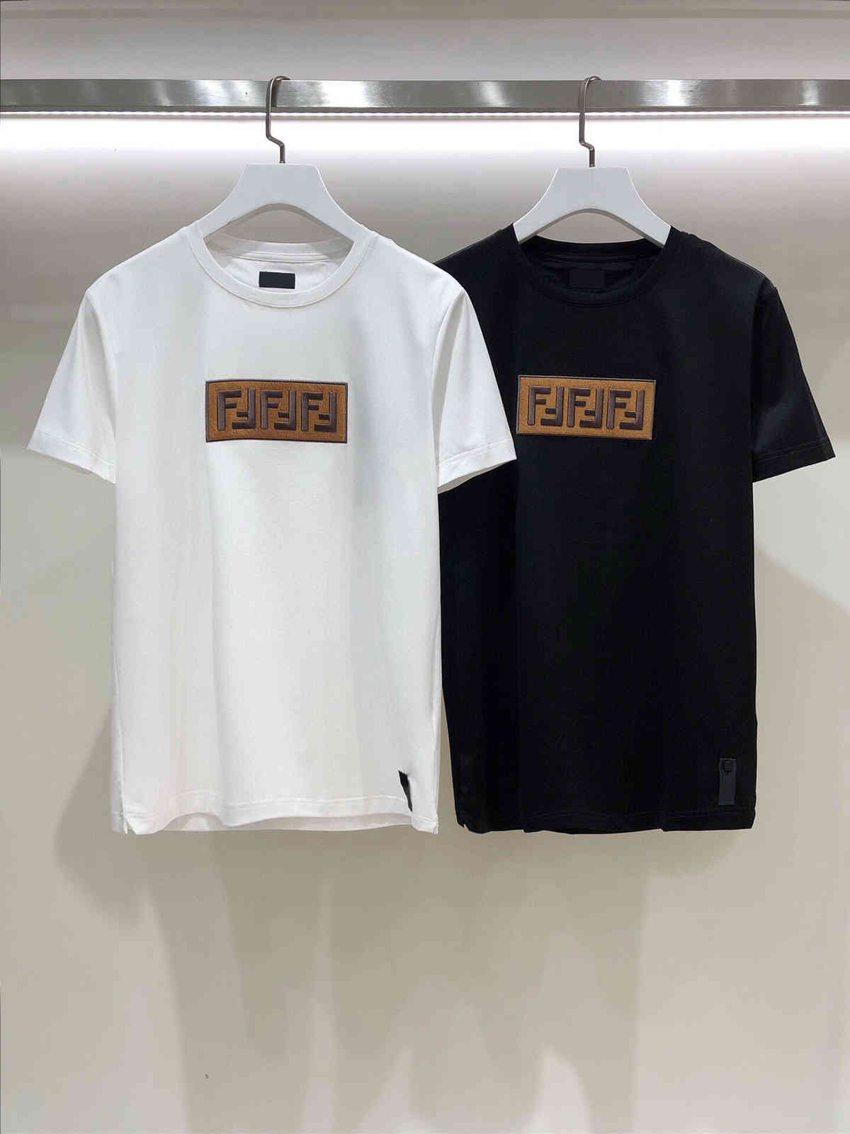 Fandi little monster Foye spring and summer new double FF embroidery casual versatile slim round neck t-shirt men's and women's short, White;black
Fandi little monster Foye spring and summer new double FF embroidery casual versatile slim round neck t-shirt men's and women's short, White;black