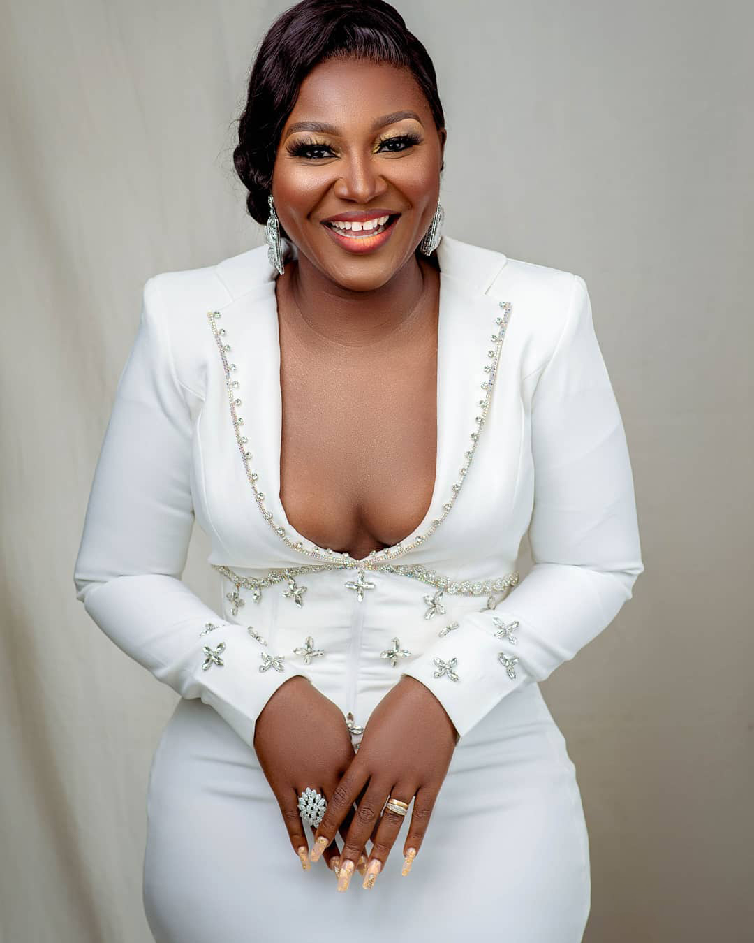 Elegant White Mermaid Evening Dresses Long Sleeves V Neck Crystal Satin Prom Gowns Plus Size African Party Dress