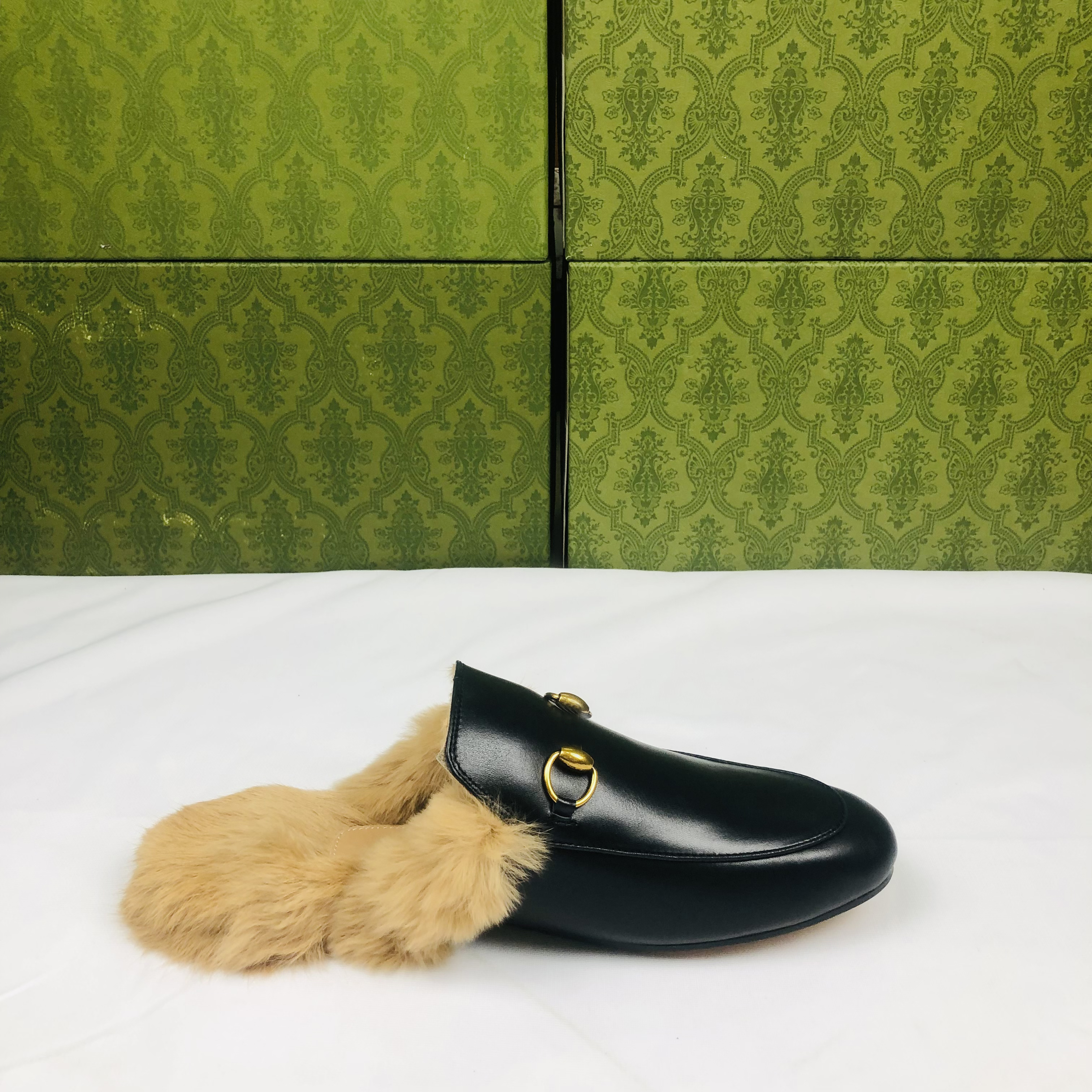 designer winter men women fur slippers Princeton Loafers Warm Wool slides male Half slipper with authentic soft cowhide Flat bottom Metal buckle scuffs box, 37
designer winter men women fur slippers Princeton Loafers Warm Wool slides male Half slipper with authentic soft cowhide Flat bottom Metal buckle scuffs box, 37