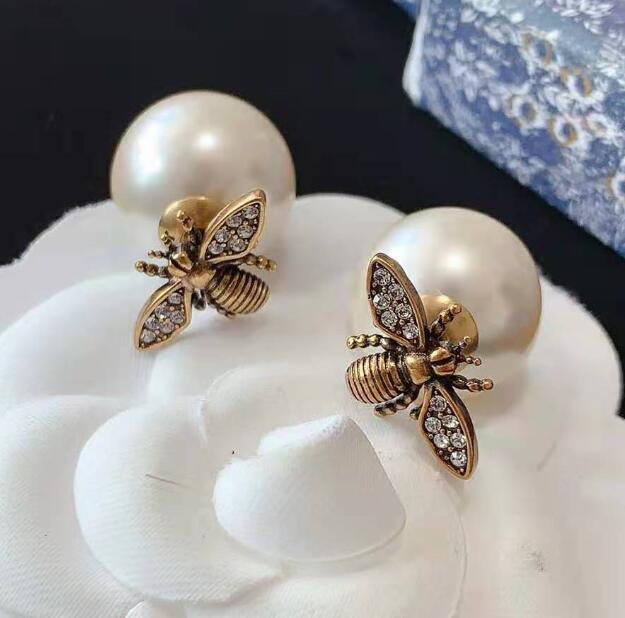 Luxury Designer Brand Bees Stud Earrings Big Pearl S925 Silver Needle Retro Copper Jewelry for Women Party with Gift Box Packing, Golden;silver
Luxury Designer Brand Bees Stud Earrings Big Pearl S925 Silver Needle Retro Copper Jewelry for Women Party with Gift Box Packing, Golden;silver