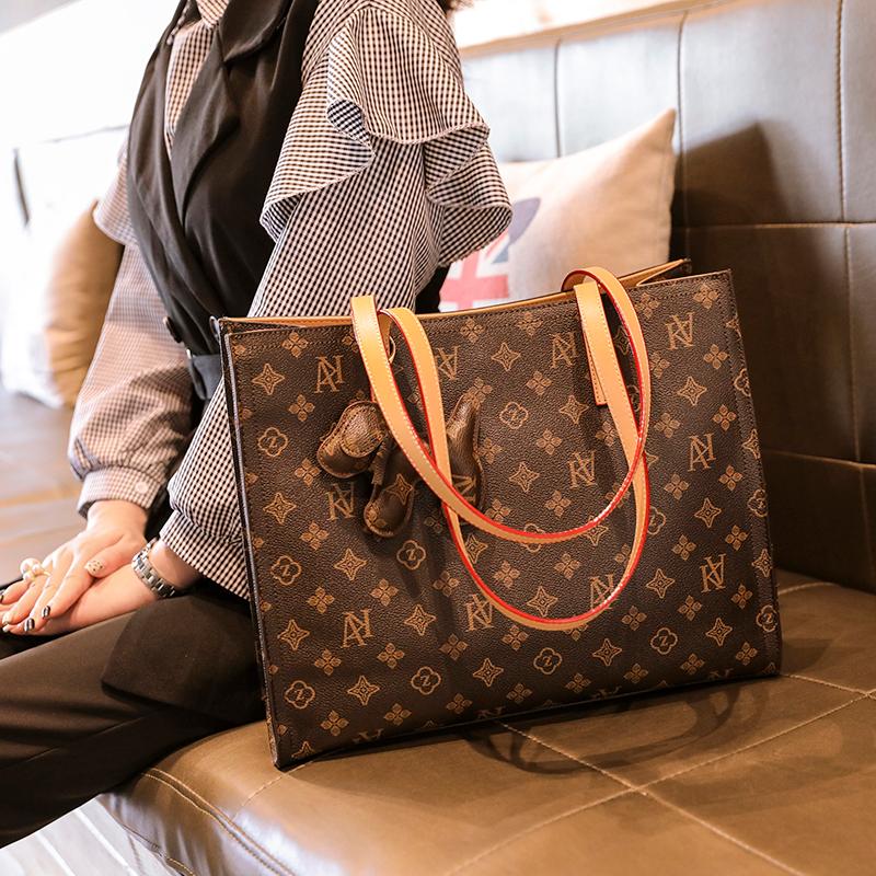 Shoulder Bags High Quality Genuine Leather Square Tote Bag Ladies Designer Handbag Fashion Wallet And Briefcase Gc Cc, Dark brown
Shoulder Bags High Quality Genuine Leather Square Tote Bag Ladies Designer Handbag Fashion Wallet And Briefcase Gc Cc, Dark brown