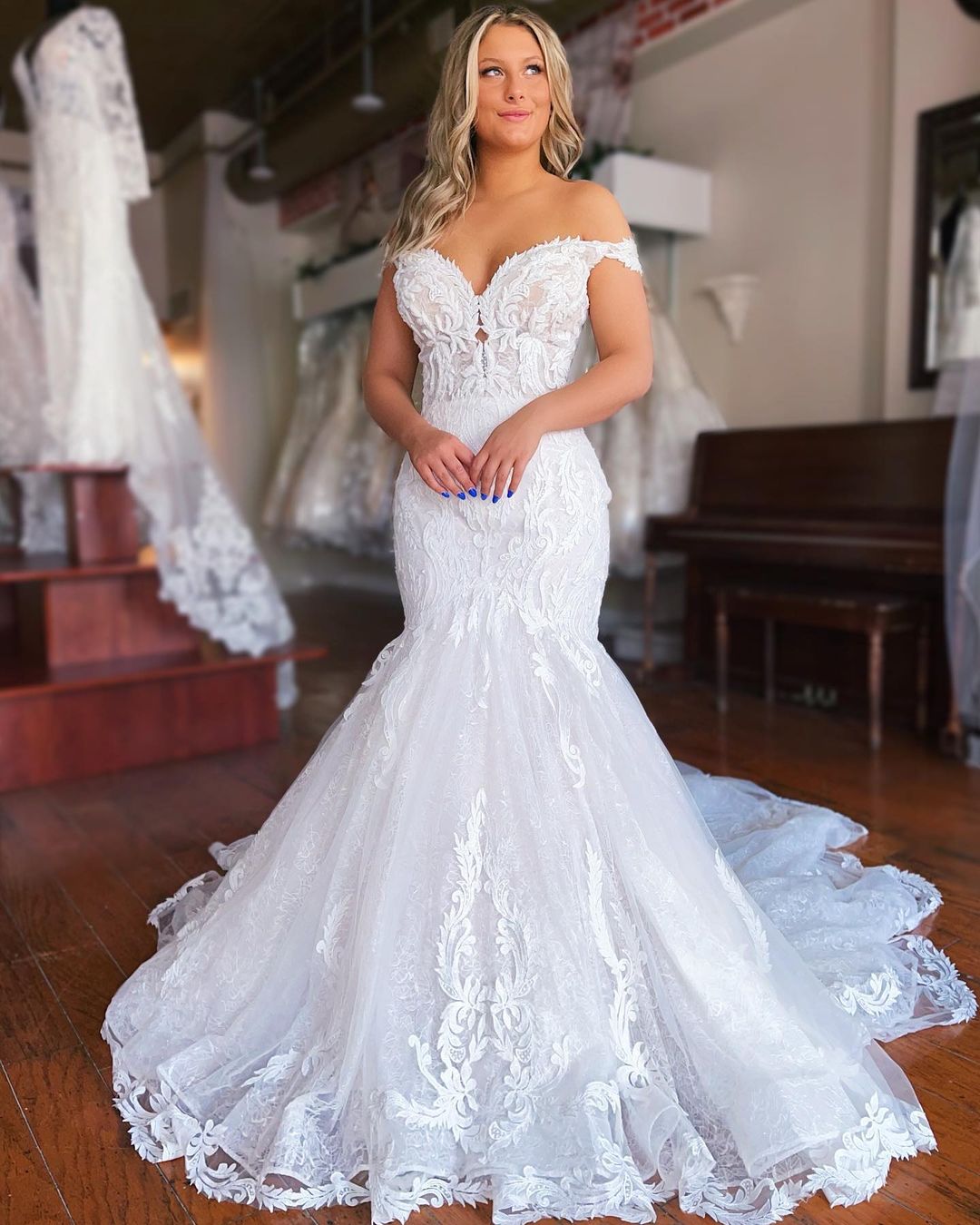 Wedding Graceful Mermaid Dresses Lace Appliqued Bridal Gowns Off The Shoulder Neck Covered Buttons Back Sweep Train Robe De Marie