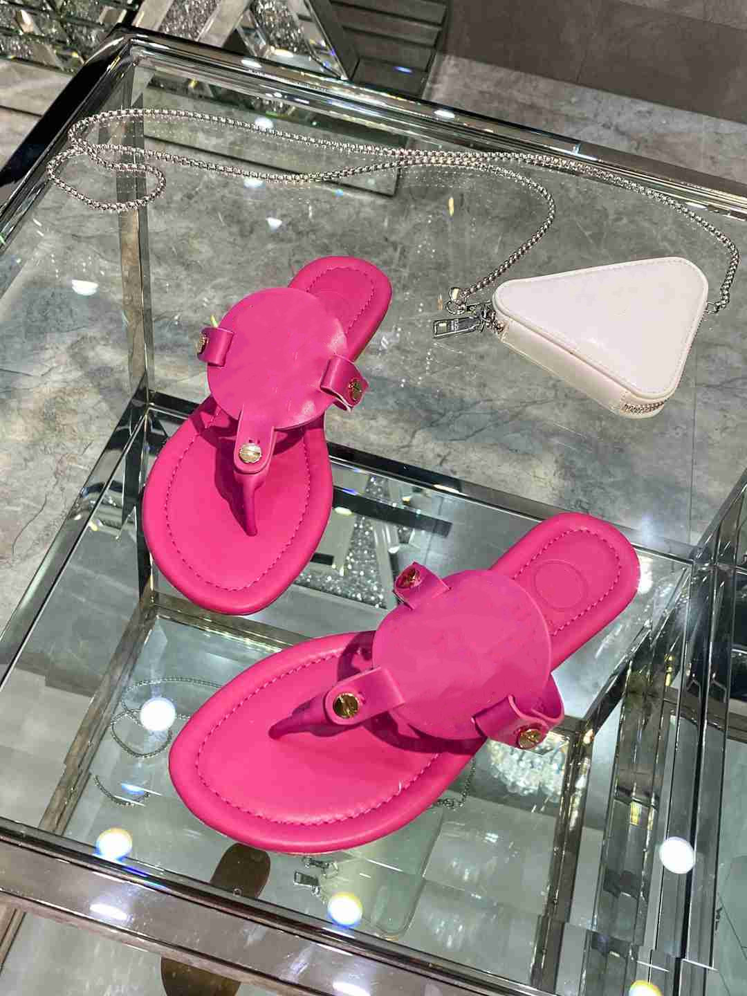 2022 latest high quality slippers 10 color hollow fashion flip flops for rubber sandals, summer indoo wear-resistant Tory Sandals
2022 latest high quality slippers 10 color hollow fashion flip flops for rubber sandals, summer indoo wear-resistant Tory Sandals