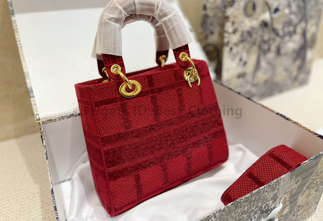 Suede Rattan pattern embroidered bag with sideband Luxury Designer Princess Bags Lady Women Fashion Vintage Clutch Handbags Removable Badge Broadband Alligator, Red with suede
Suede Rattan pattern embroidered bag with sideband Luxury Designer Princess Bags Lady Women Fashion Vintage Clutch Handbags Removable Badge Broadband Alligator, Red with suede