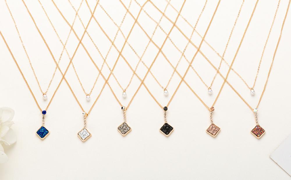 Pendant Necklaces Women Square Crystal Choker Necklace Fashion Gold Chain Jewelry Classic Multilayer Pearl Accesory
Pendant Necklaces Women Square Crystal Choker Necklace Fashion Gold Chain Jewelry Classic Multilayer Pearl Accesory