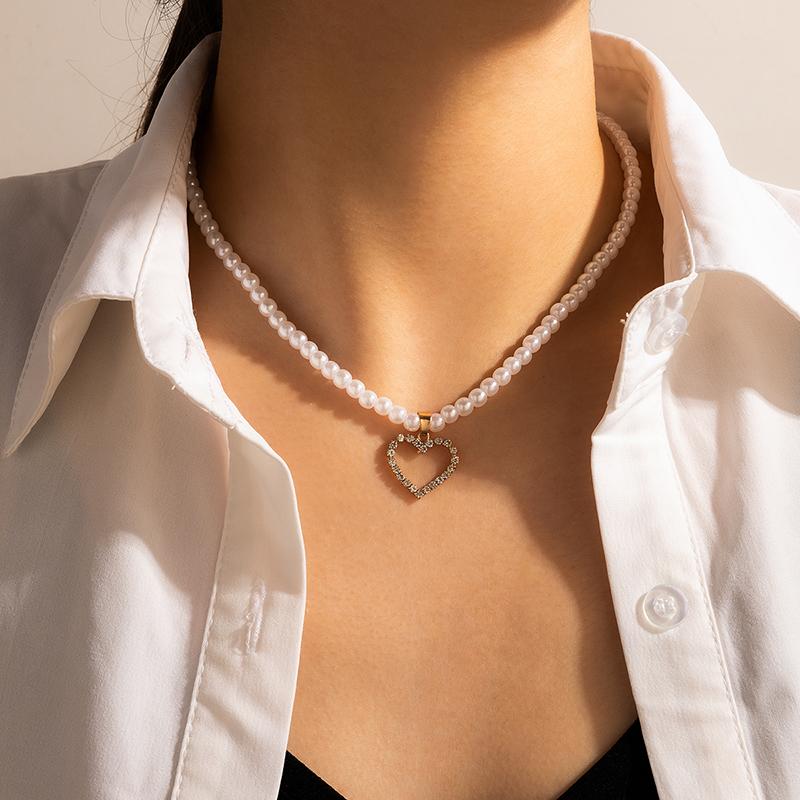 Chokers Bohemian Pearl Crystal Necklace For Women Charms Hollow Geometry Love Heart Pandent Choker Clavicle Chain Jewelry 13941
Chokers Bohemian Pearl Crystal Necklace For Women Charms Hollow Geometry Love Heart Pandent Choker Clavicle Chain Jewelry 13941