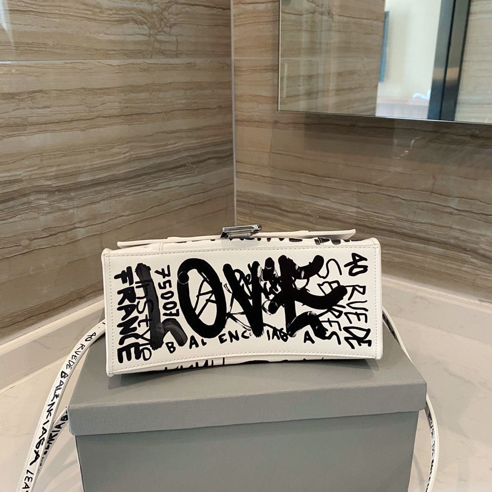 Designer handbags Balencaiga 2021 trend graffiti hourglass popular personality women' Single Shoulder Bag Messenger Hand foreign style DZ40
Designer handbags Balencaiga 2021 trend graffiti hourglass popular personality women' Single Shoulder Bag Messenger Hand foreign style DZ40