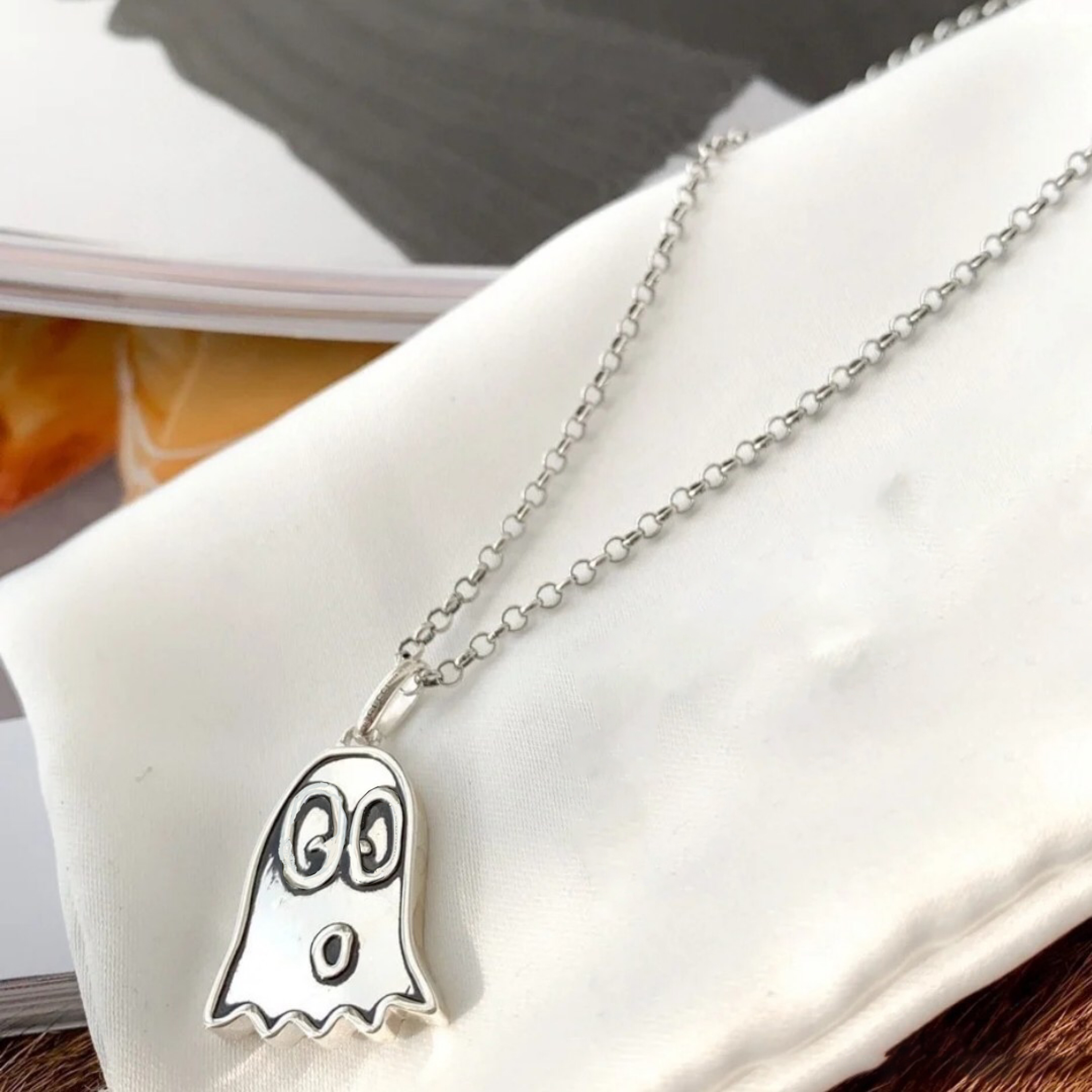 luxury designer necklace trend silver ghost pendant women and mens lovers couple necklaces for wedding gift fashion classic jewelry
luxury designer necklace trend silver ghost pendant women and mens lovers couple necklaces for wedding gift fashion classic jewelry