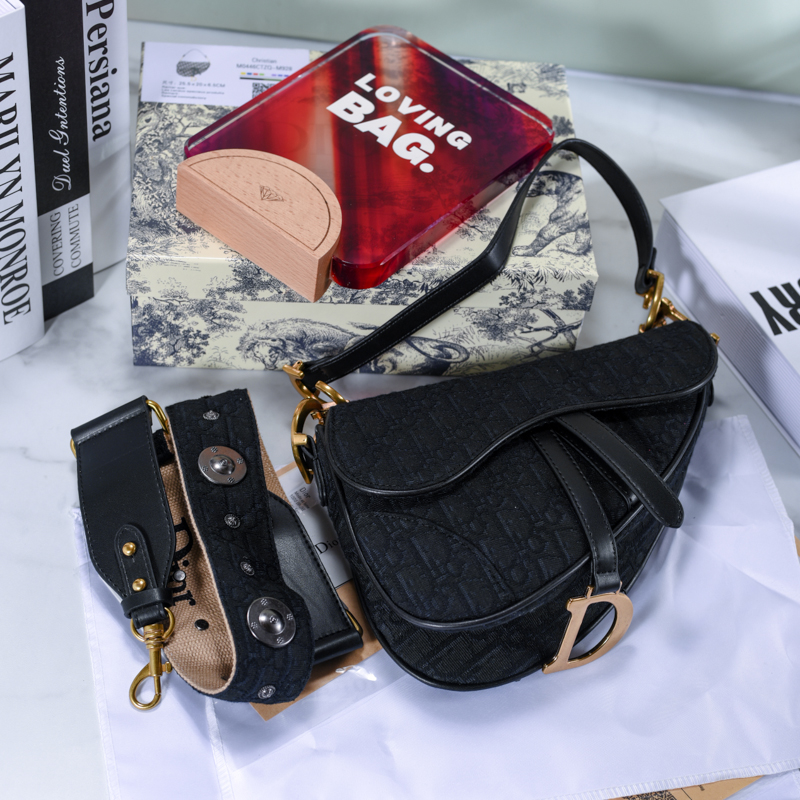 luxurys designers Handbag Saddle bag Top quality Genuine Leather With shoulder strap Purse Metal pendant Shoulders bags women Cross body Cowhide handbags 016, Original box
luxurys designers Handbag Saddle bag Top quality Genuine Leather With shoulder strap Purse Metal pendant Shoulders bags women Cross body Cowhide handbags 016, Original box