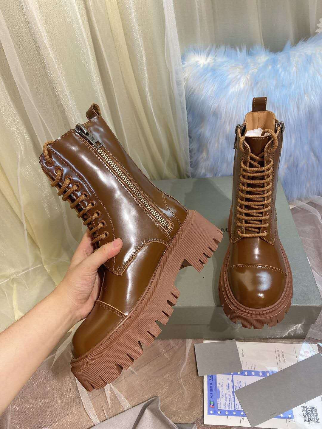 2021 autumn and winter Parisian Martin boots female British style leather thick bottom side zipper motorcycle rider short booties, Black
2021 autumn and winter Parisian Martin boots female British style leather thick bottom side zipper motorcycle rider short booties, Black