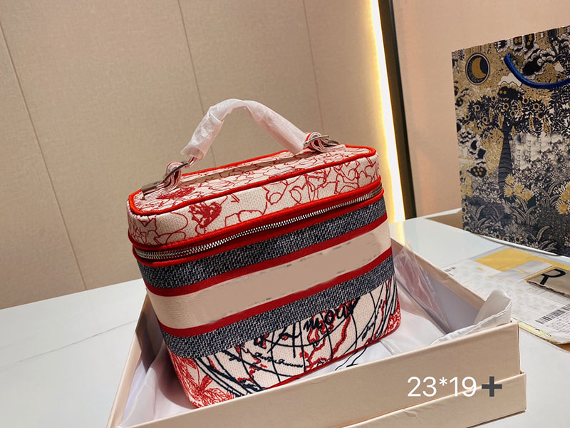 High-value cosmetic bag 2021 new super fire makeup case small house storage box portable
High-value cosmetic bag 2021 new super fire makeup case small house storage box portable