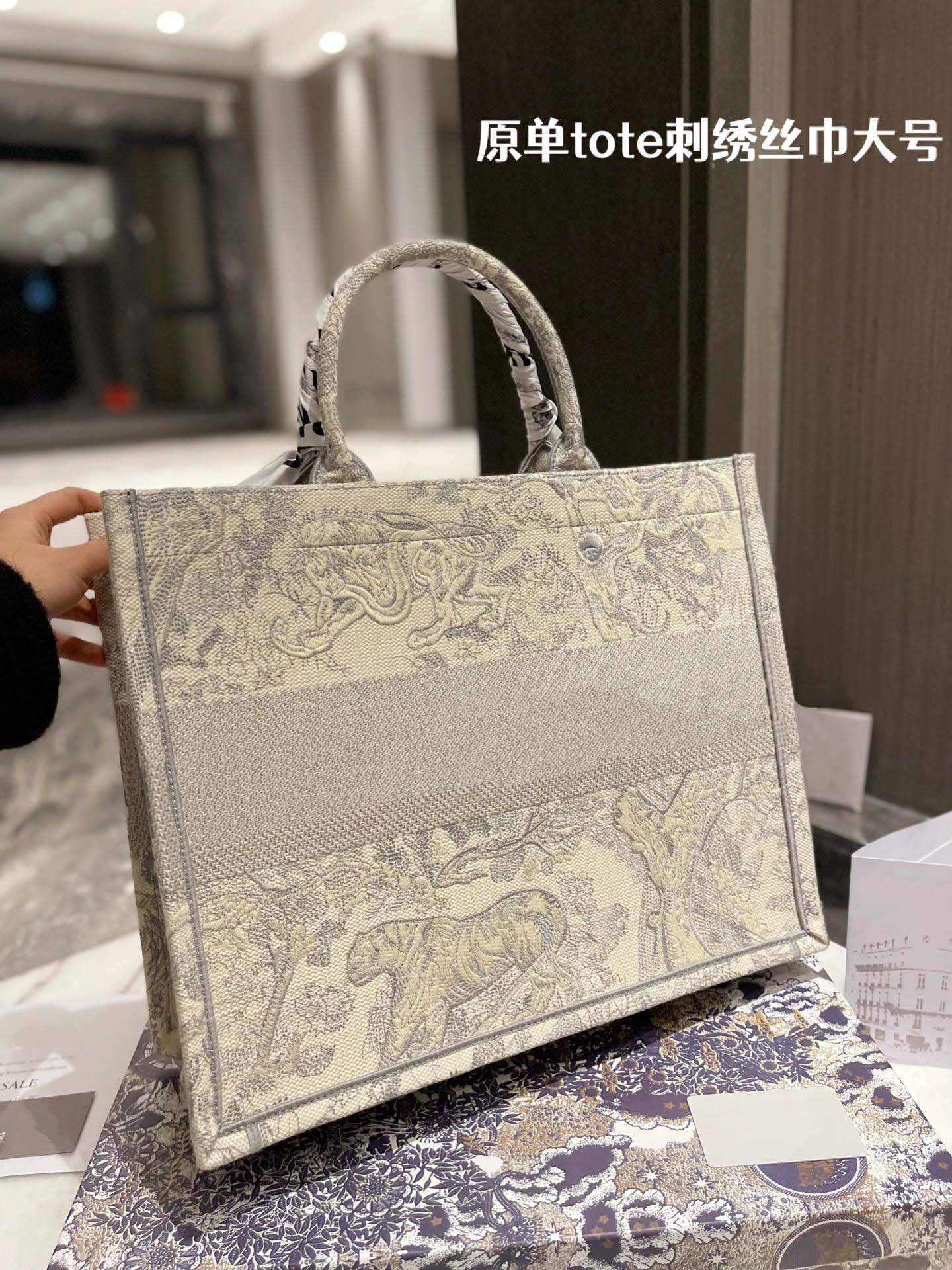 Luxury Designers Top Original Tote Bags Totes Light Grey Tiger Embroidery Handbag Women's Classic Handle Laptop Large Capacity Shopping Bag Commuting Canvas, Light green
Luxury Designers Top Original Tote Bags Totes Light Grey Tiger Embroidery Handbag Women's Classic Handle Laptop Large Capacity Shopping Bag Commuting Canvas, Light green