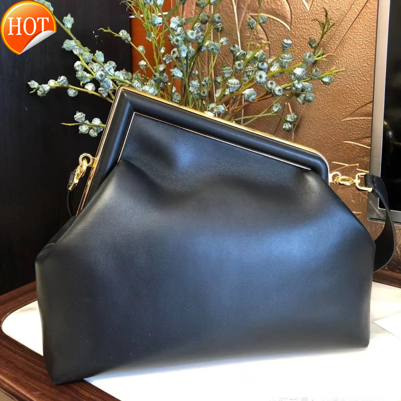 Women Luxurys Designers Clutch Bags Tote 2021 First Genuine Real Leather Womens Handbags Purses Ladies Crossbody Letter F Single Shoulder, Black ( 32.5x15x23.5cm)
Women Luxurys Designers Clutch Bags Tote 2021 First Genuine Real Leather Womens Handbags Purses Ladies Crossbody Letter F Single Shoulder, Black ( 32.5x15x23.5cm)