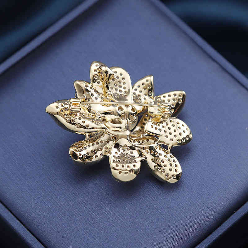 Fashion Korean Lotus Brooch Inlaid with Zircon Pearl