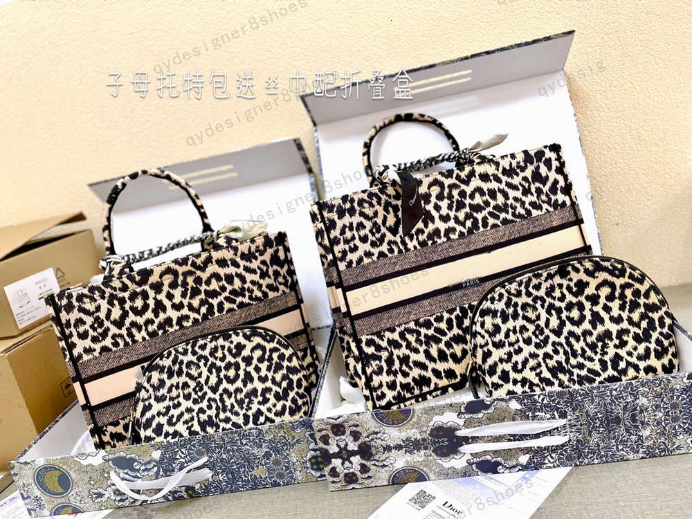Medium large folding gift box with silk scarf cosmetic embroidery mother shopping brown handbag, For transportation
Medium large folding gift box with silk scarf cosmetic embroidery mother shopping brown handbag, For transportation