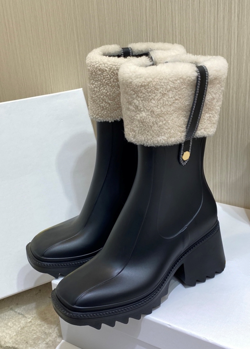Luxurys Designers Women Rain Boots England Style Waterproof Welly Rubber Water Rains Shoes Ankle fur Boot Booties Outdoor Rainshoes, Boxes
Luxurys Designers Women Rain Boots England Style Waterproof Welly Rubber Water Rains Shoes Ankle fur Boot Booties Outdoor Rainshoes, Boxes