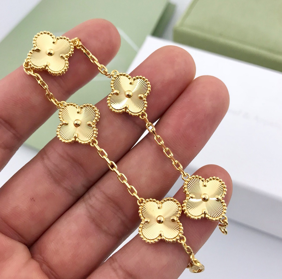 925 silver Designer Necklace Fritillaria luck Pendant Necklaces Elegant Kaleidoscope Clovers leaf flower bracelets four charms Design Jewelry Top Quality Gift
925 silver Designer Necklace Fritillaria luck Pendant Necklaces Elegant Kaleidoscope Clovers leaf flower bracelets four charms Design Jewelry Top Quality Gift