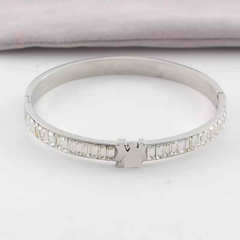 Titanium Steel High Polished Full diamond Bangle Women Love Designer Bracelets Four-leaf Flower Silver Rose Gold Bangles V Letter Logo Printed Fashion Jewelry
Titanium Steel High Polished Full diamond Bangle Women Love Designer Bracelets Four-leaf Flower Silver Rose Gold Bangles V Letter Logo Printed Fashion Jewelry