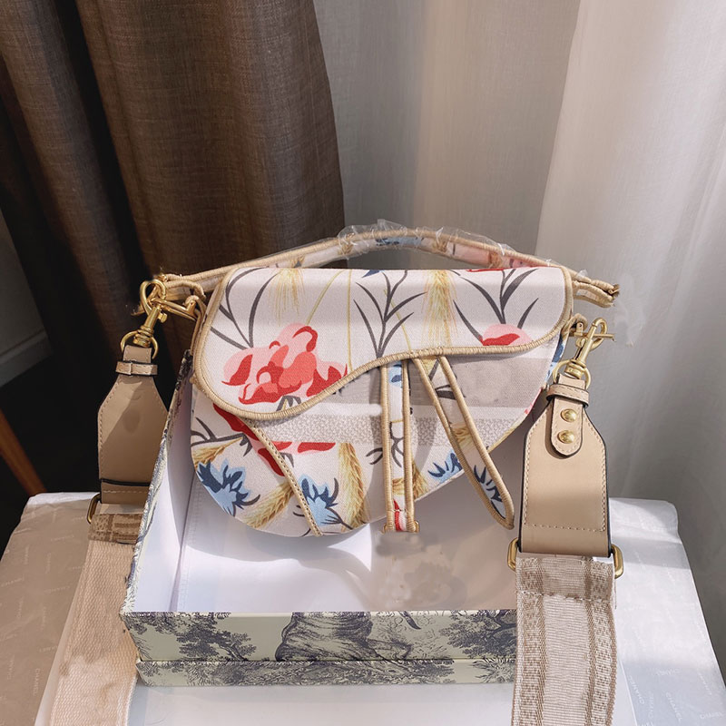 CD buckle 21ss flower embroidery one-shoulder saddle bag woman Cross Body messenger bags handbag fashion designer clutch zipper wallet, Not sale
CD buckle 21ss flower embroidery one-shoulder saddle bag woman Cross Body messenger bags handbag fashion designer clutch zipper wallet, Not sale
