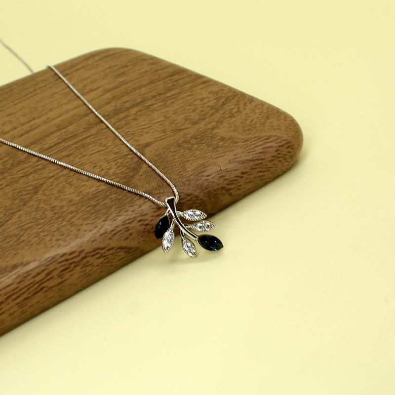 Chokers Exquisite Zircon Leaf Pendant Choker Necklace Korean Metal Long Sweater Chain Collar Necklaces For Women Party Crystal Jewelry
Chokers Exquisite Zircon Leaf Pendant Choker Necklace Korean Metal Long Sweater Chain Collar Necklaces For Women Party Crystal Jewelry