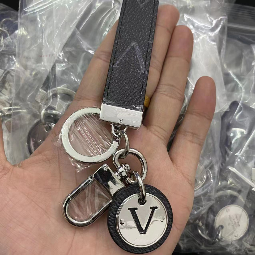 Trendy Luxury Designer Keychain Genuine Leather Rope Classic Keychains Colour Block Letter Keys Buckle Mens Womens Bag Pendant
Trendy Luxury Designer Keychain Genuine Leather Rope Classic Keychains Colour Block Letter Keys Buckle Mens Womens Bag Pendant