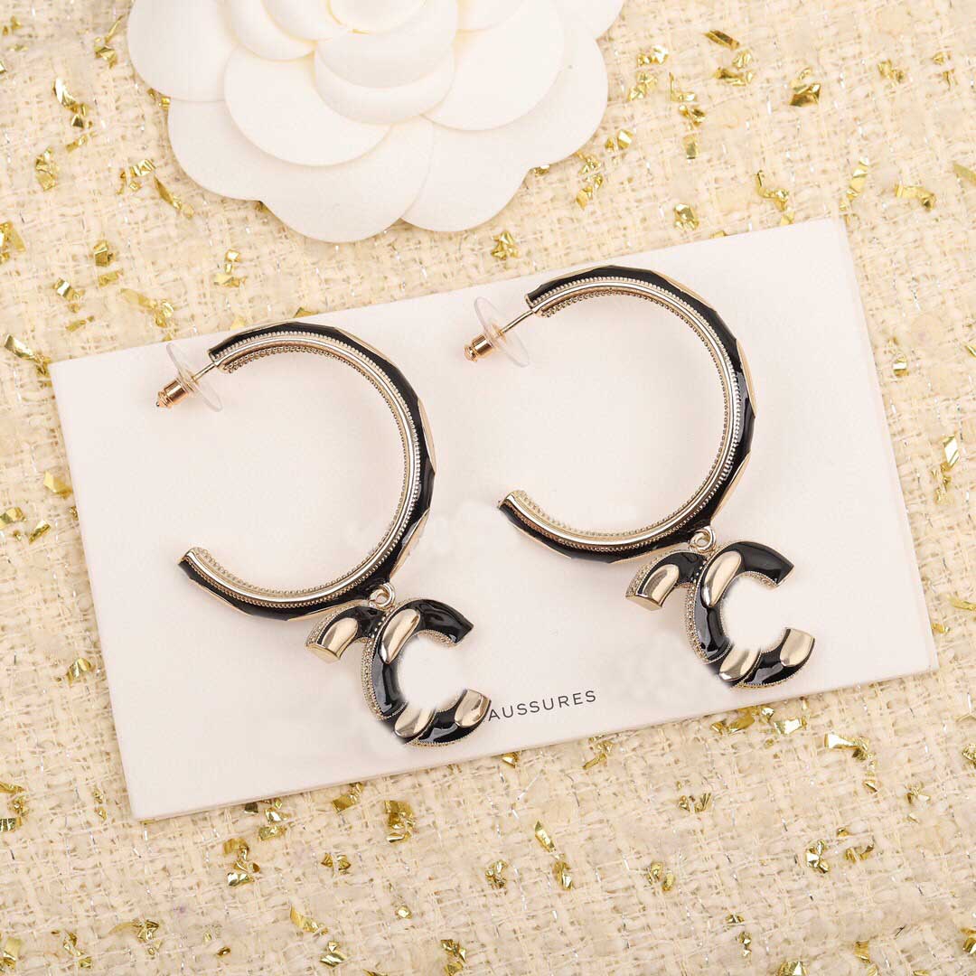 2021 Fashion style Top quality drop earring with black color enamel for women wedding jewelry gift have box stamp PS3314A
2021 Fashion style Top quality drop earring with black color enamel for women wedding jewelry gift have box stamp PS3314A